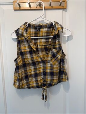 🥳 5 for $25 BUNDLE Forever 21 Yellow Plaid Tie-Hem Sleeveless Button Front Shirt